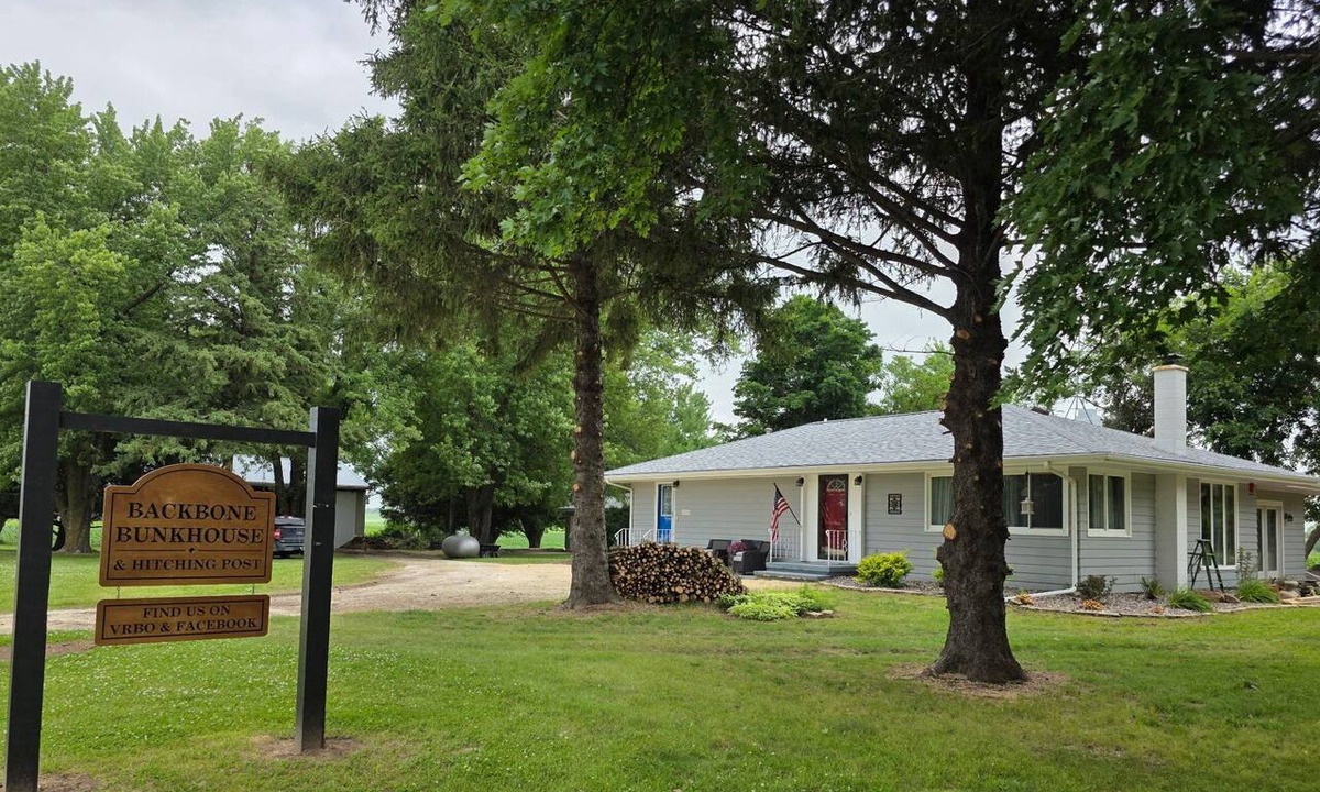 Littleport House | 3-bedroom outdoor enthusiasts steps away from Backbone State Park.