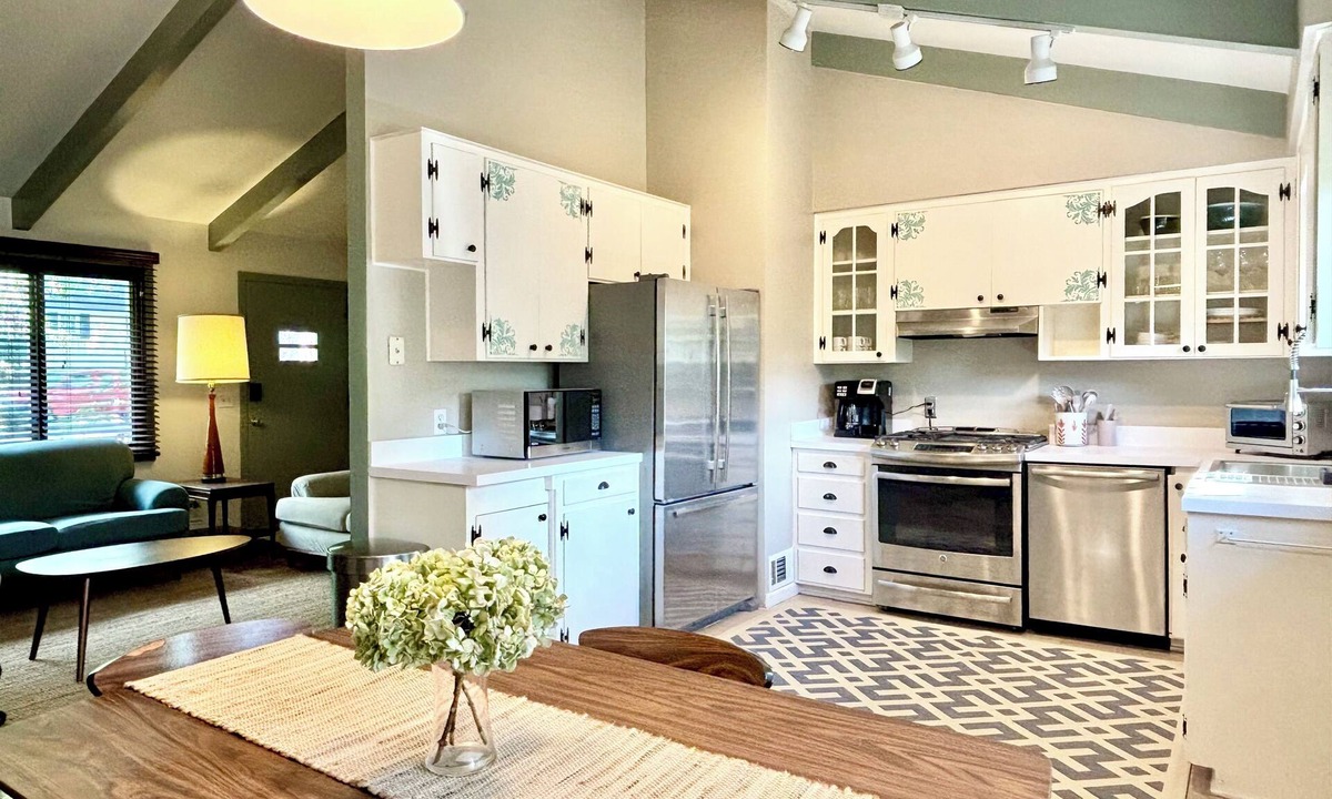 Prairie Village House | 3-bedroom ranch in beautiful Prairie Village with AC and charm