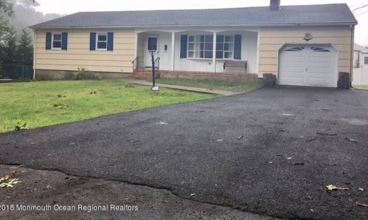 Oakhurst Apartment | 3 Bedroom Single family 139782 by Houzlet