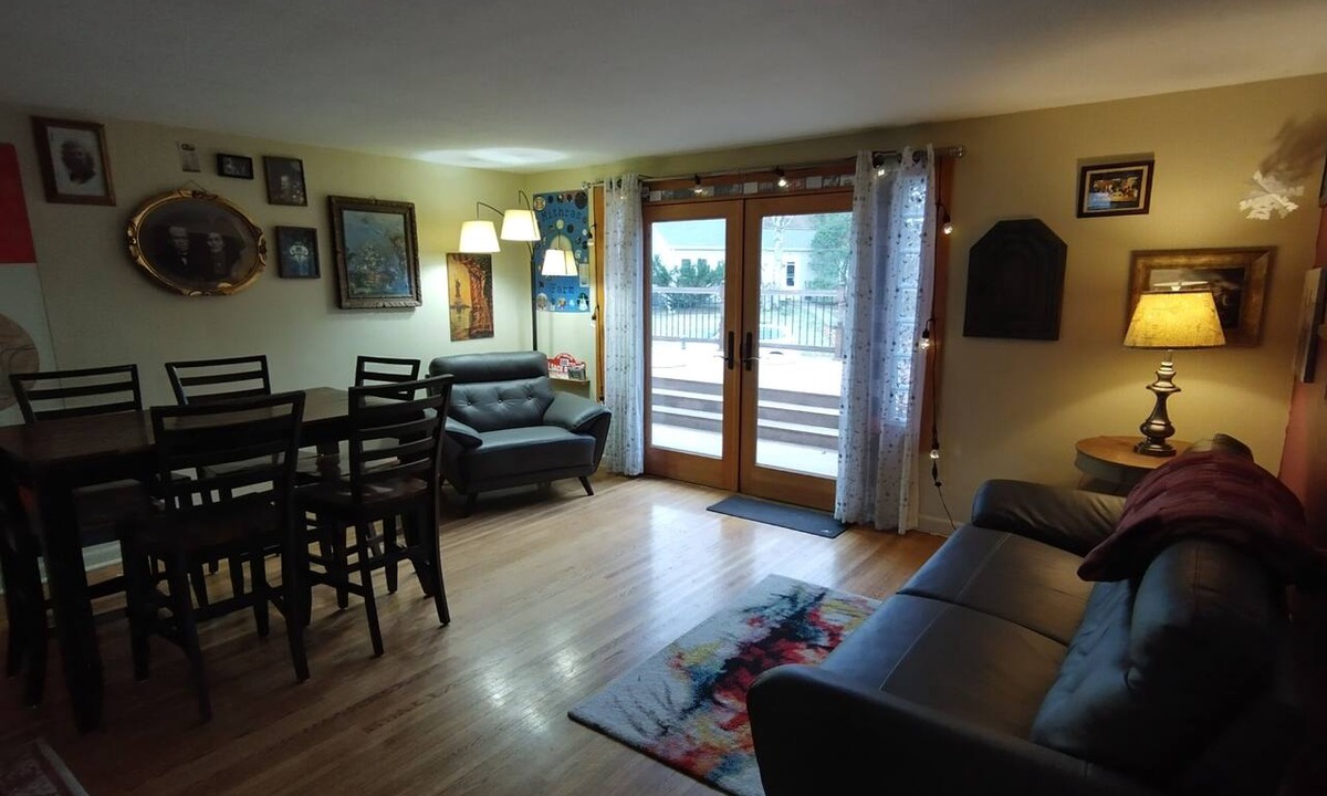 Mound House | 3-bedroom with AC, fenced yard on a leafy, peaceful dead-end for monthly stays
