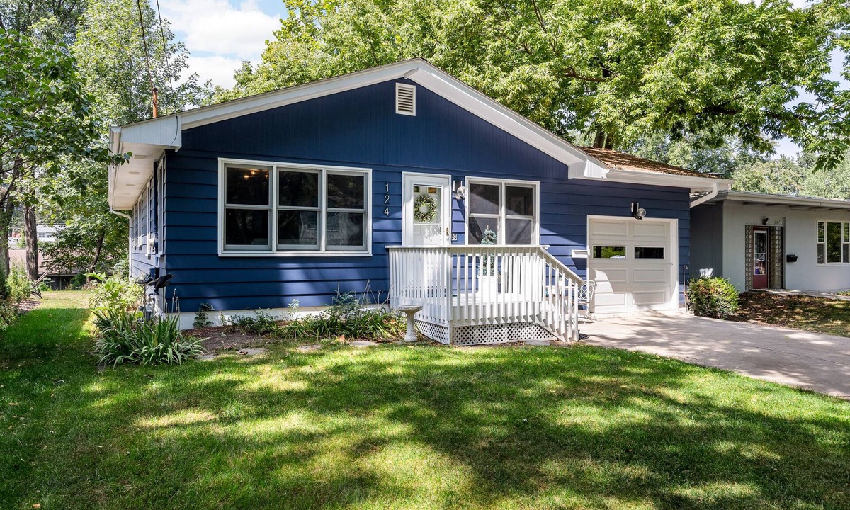 University Heights House | 3 blocks from the University of Iowa Kinnick Stadium & Hospital