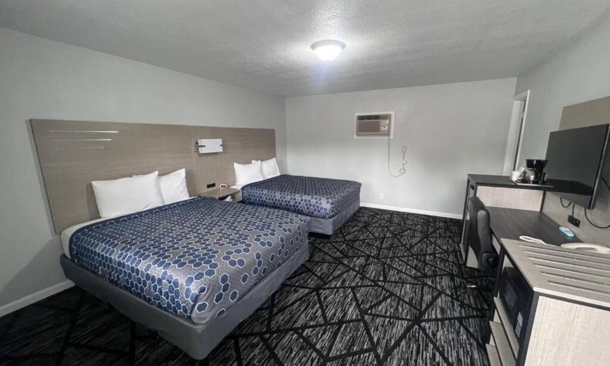 Oskaloosa Hotel | 3-Room Lodging Near William Penn University & Local Spots, Free Parking