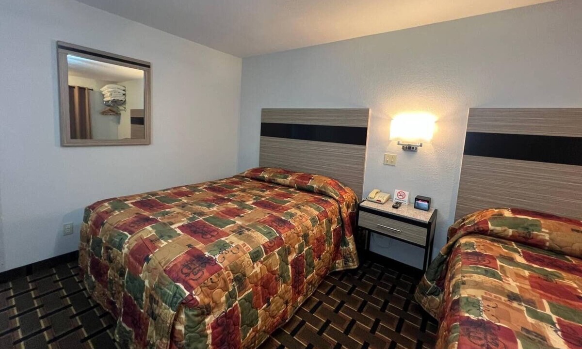 Nebraska City Hotel | 3 Rooms - Comfortable Stay w/Free Parking – Downtown Nebraska City 2mi