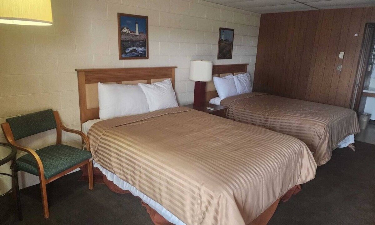 Quinter Hotel | 3 Rooms - Enjoy Budget-Friendly Comfort w/Flat TV + Microwave + Nearby Dining
