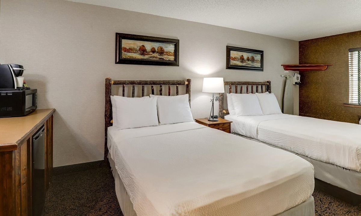 Johnston Hotel | 3 Suites | Modern Stay w/Pool & Hot tub Onsite| 5 mi to Gray’s Lake Park