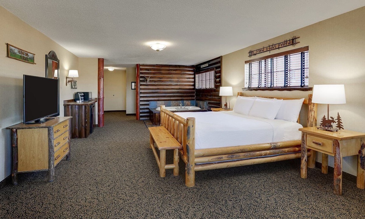 Moline Hotel | 3 Suites | Stoney Creek Moline w/Pool | 1.5 mi to Rock Island Arsenal Museum
