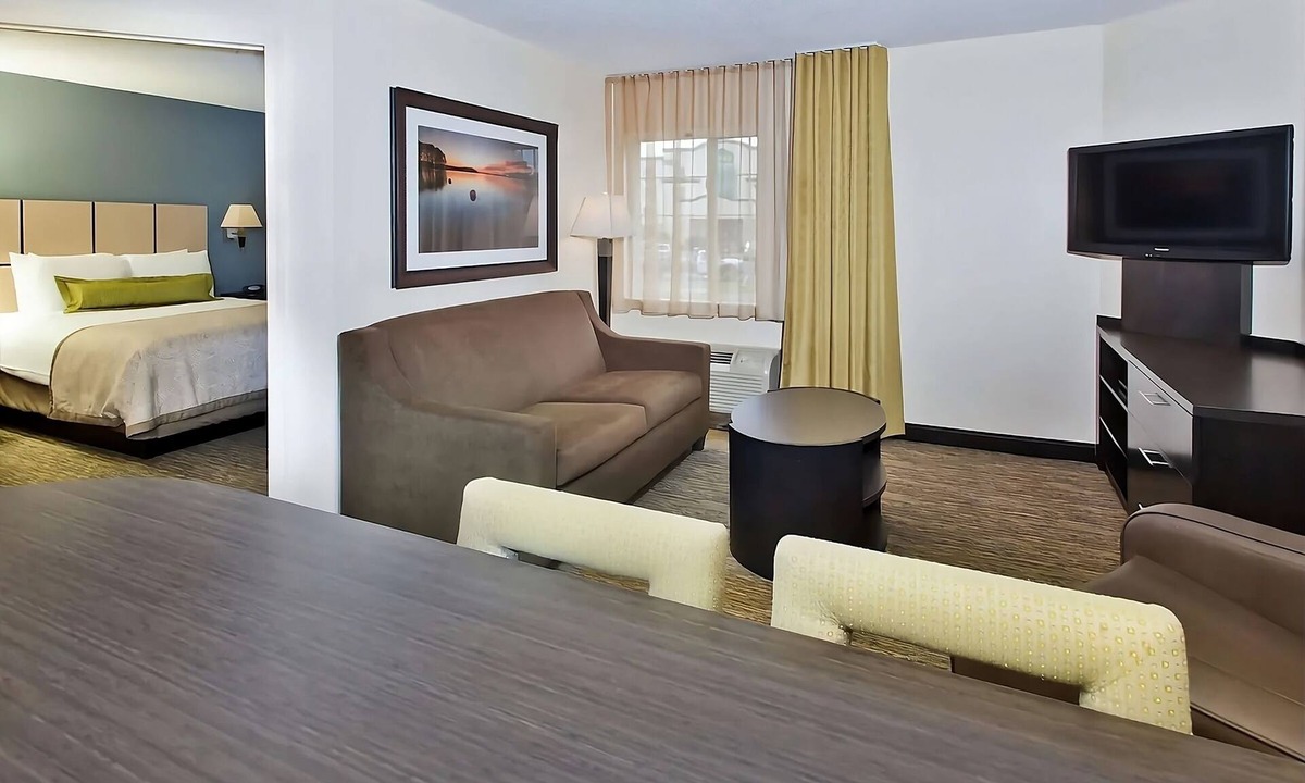 Ashley Oaks Hotel | 3 Units Close to West Town Mall! Private Kitchen, FREE Parking, Pets Allowed!