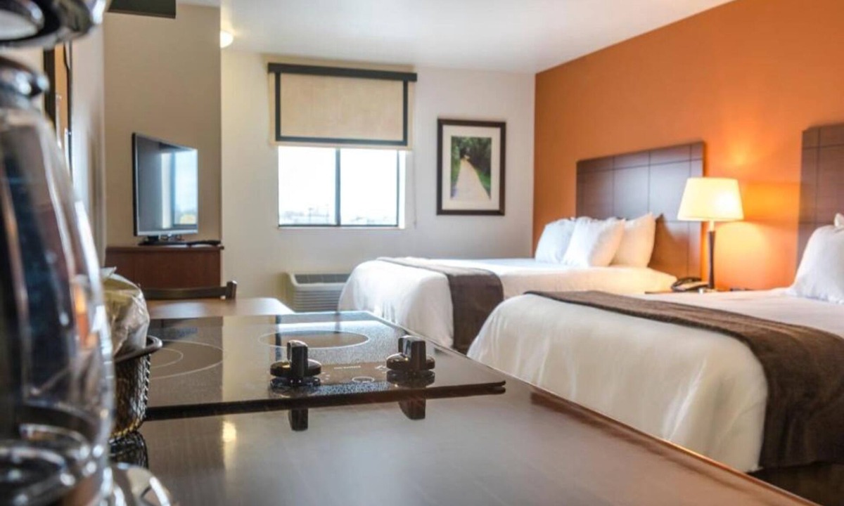 Jamestown Hotel | 3 Units total 6 Queen Beds w/Kitchenettes – Perfect for Family & Group Getaways