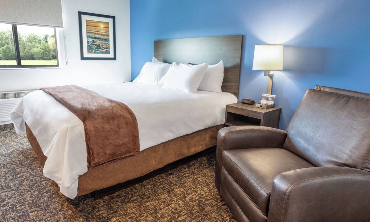 St. Joseph Hotel | 3 Well-Lit Rooms w/Privacy & Full Kitchen Near I-29 in Quiet St. Joseph