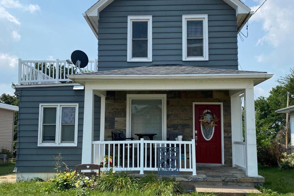 Dubuque House | 3bed 2bath nestled in cozy Grandview neighborhood