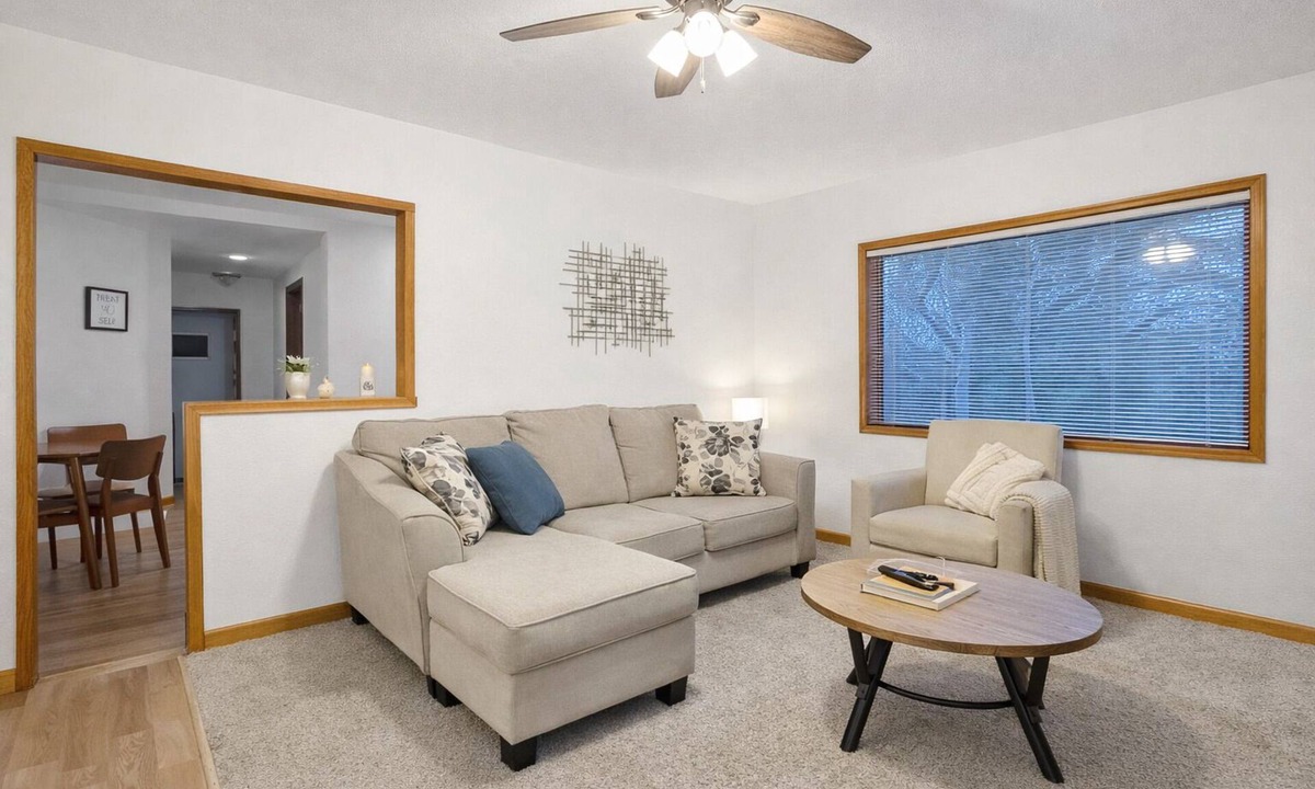 Des Moines Apartment | 3Bed Cozy House in Quiet Neighborhood
