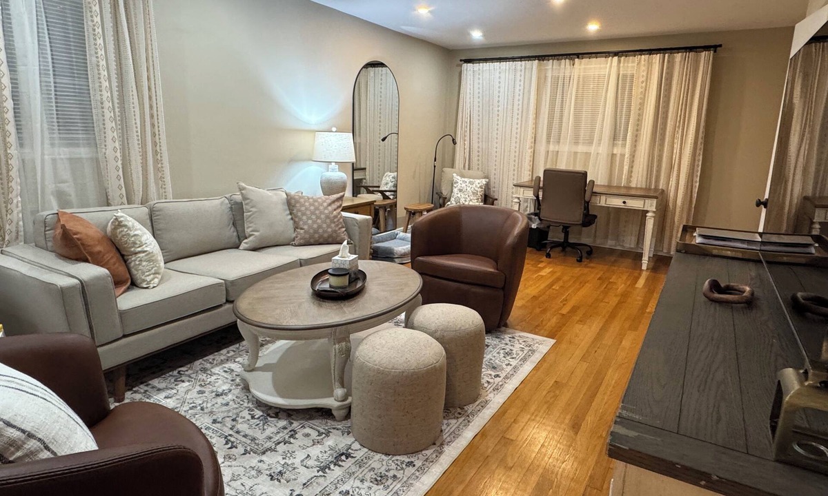 Skokie Apartment | 3BR 1.5Bath 2Car Parking Skokie Apt Near Chicago-Evanston