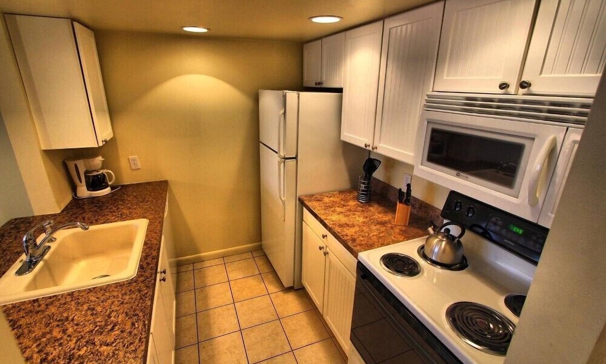 Southend Condo | 3BR Jersey Shore Condo with Private Balcony & Near the Beach