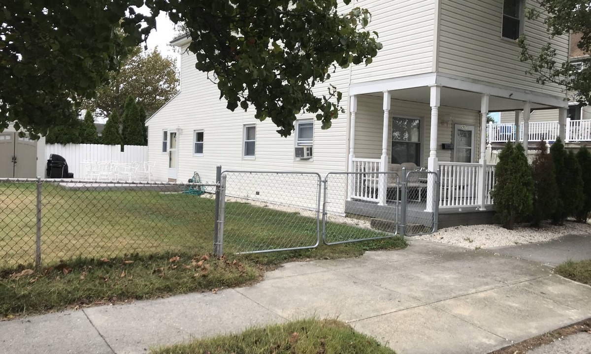 Wildwood Apartment | 4.5 blocks to beach. Huge yard