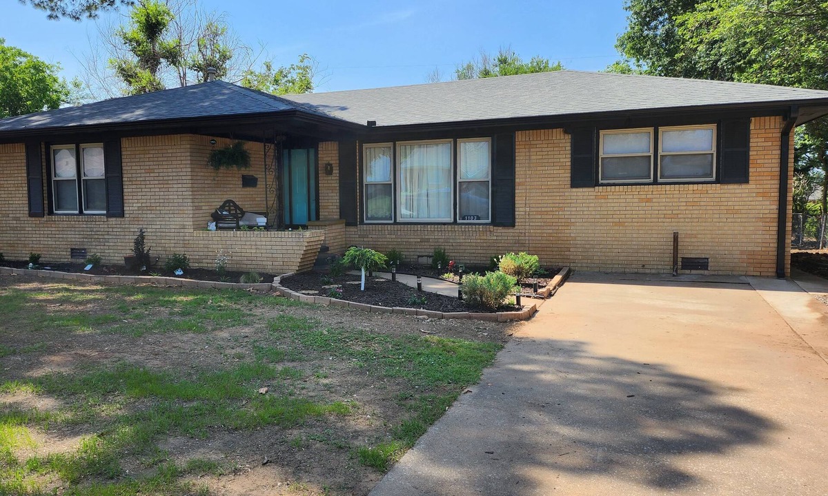 Cushing House | 4 bedroom, 2 bath, and 2 living area house. 30 mins from Stillwater/OSU