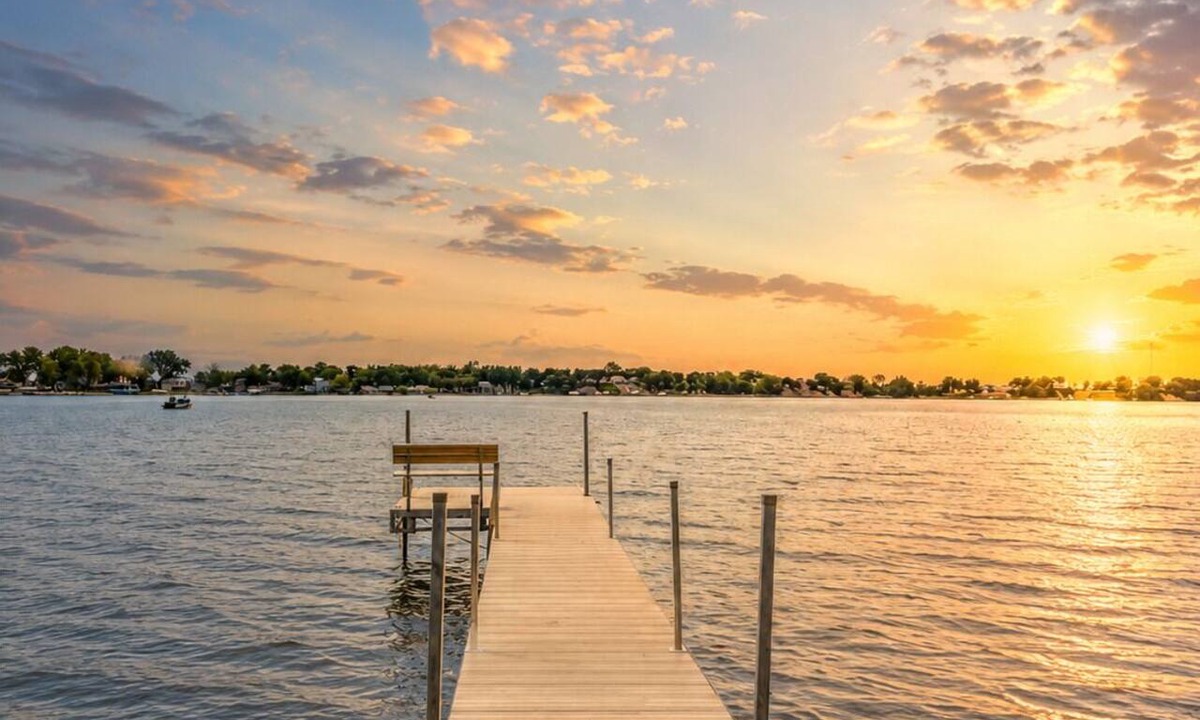 Chester House | 4-bedroom 3 bath lakefront home on Brandt Lake