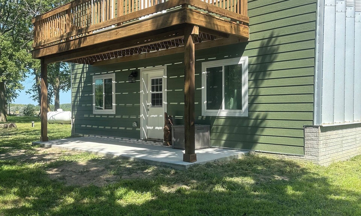 Burbank Cabin | 4-bedroom cabin on Missouri Rive with WiFi, AC