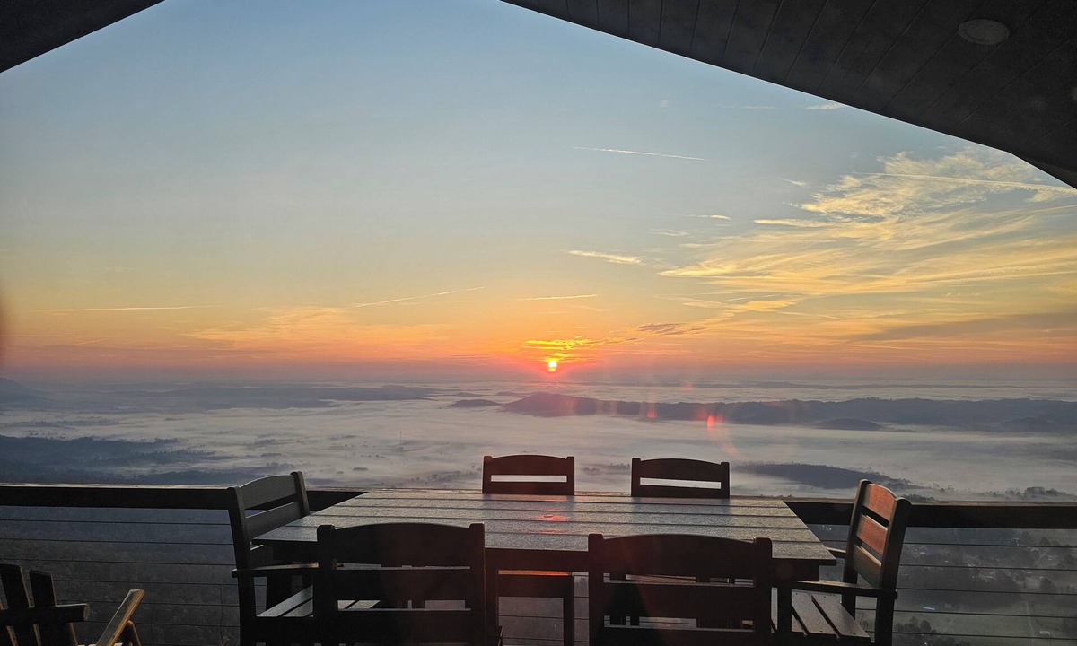Duff Cabin | 4 bedroom cabin with breath taking mountain top views, close to off road trails.
