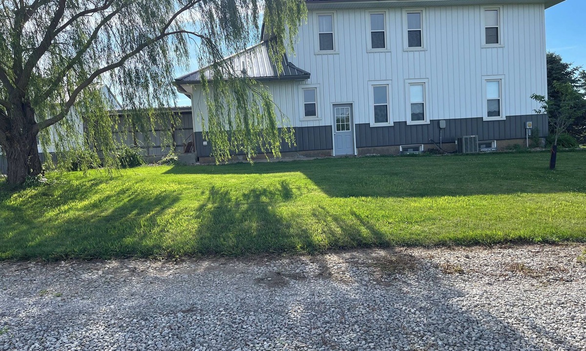 Pella House | 4-bedroom farmhouse in delightful Pella with AC for relaxing stays