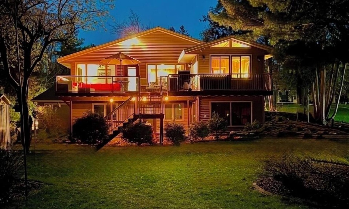 Champlin House | 4 BEDROOM HOME ON THE MISSISSIPPI RIVER.