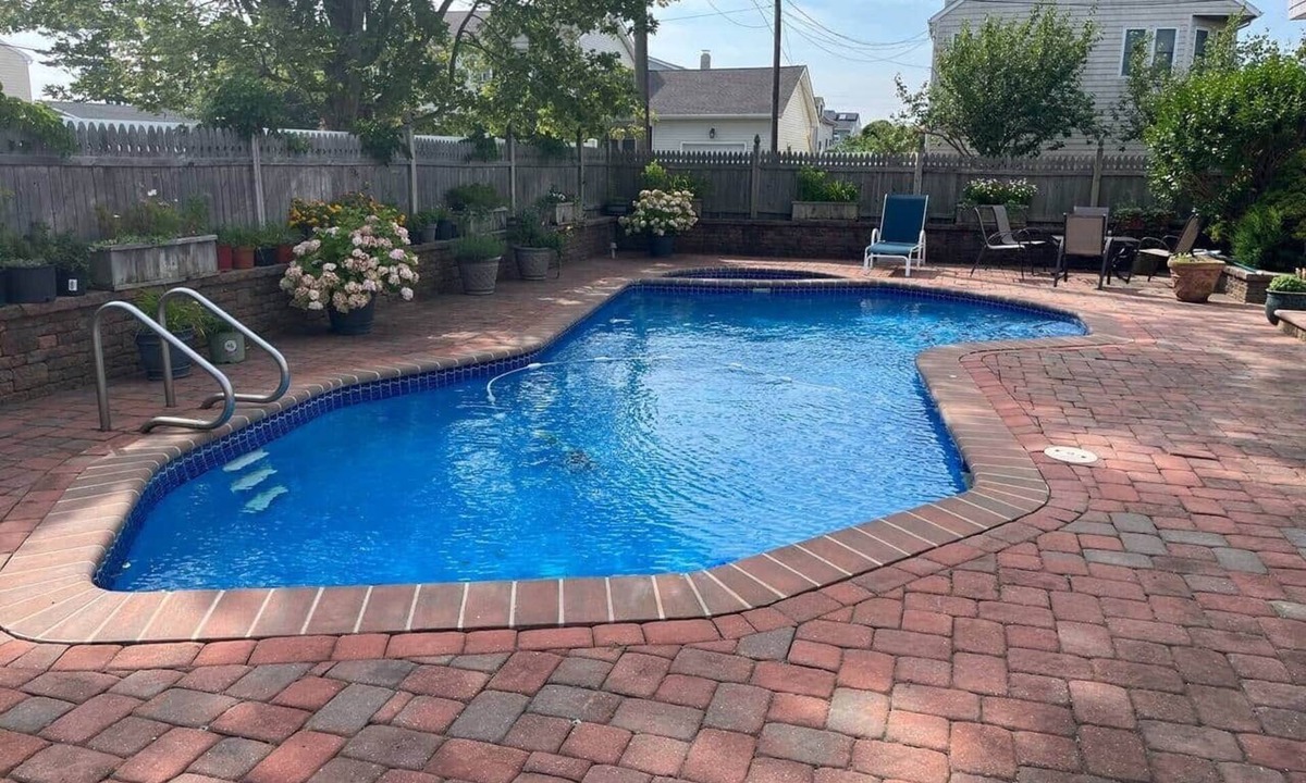 Ventnor City House | 4 bedroom house with pool and backyard on bayside.