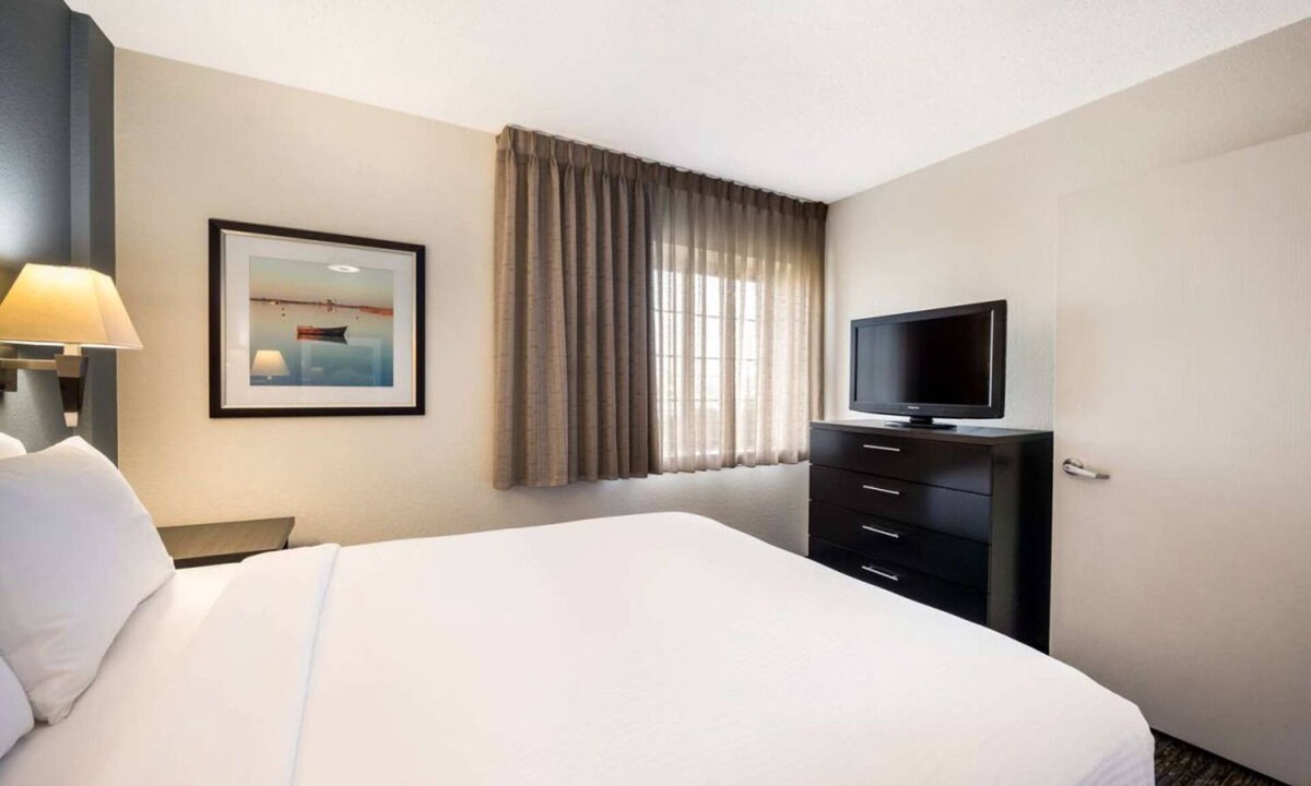 Morris Plains Hotel | 4 Units | Spacious Pet-Friendly Suites Near Morristown with NYC Transit