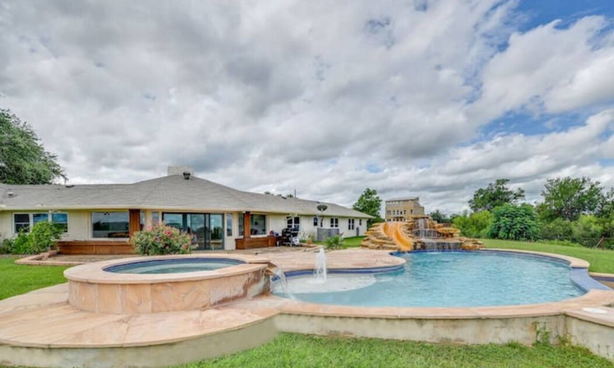 Cedar Creek House | 40-Acre Private Ranch Pool 2 Homes Near Austin.