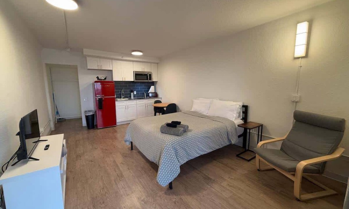St. Johns Apartment | [48] ATX Studio: 1 Queen, Access to Gym & Laundry
