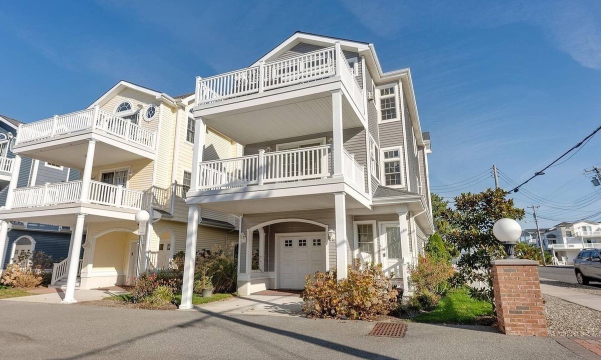 Townsend's Inlet House | 4BR 3.5BA community POOL 2 bl from beach w/lifeguard & bathroom no pets/smoke