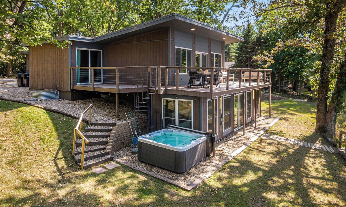 Jackson House | 4BR Lakeside Luxury | Hot Tub | Gameroom | Firepit