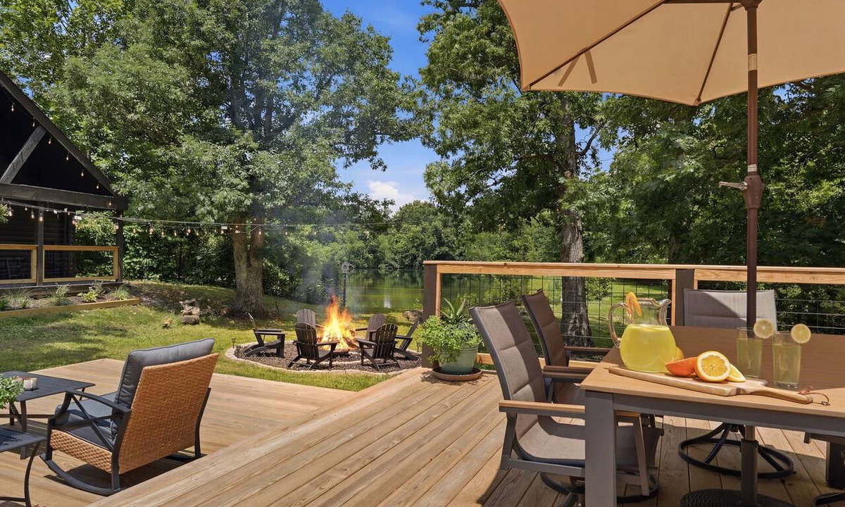 Buechel House | 5 Acre Estate w/Pond, Hot Tub, Fire Pit & Theater