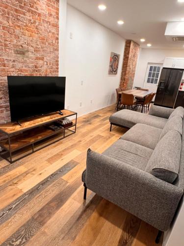 Historic Downtown Apartment | 5 bedroom 3 bath apartment sleeps 10plus Jersey City Central 5 min walk to PATH