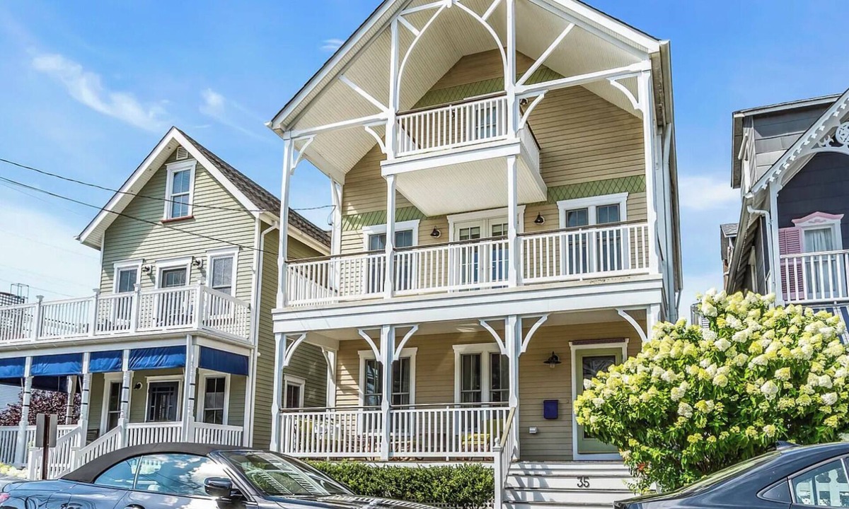 Wall House | 5-bedroom house Ocean Grove 1.5 blocks to beach