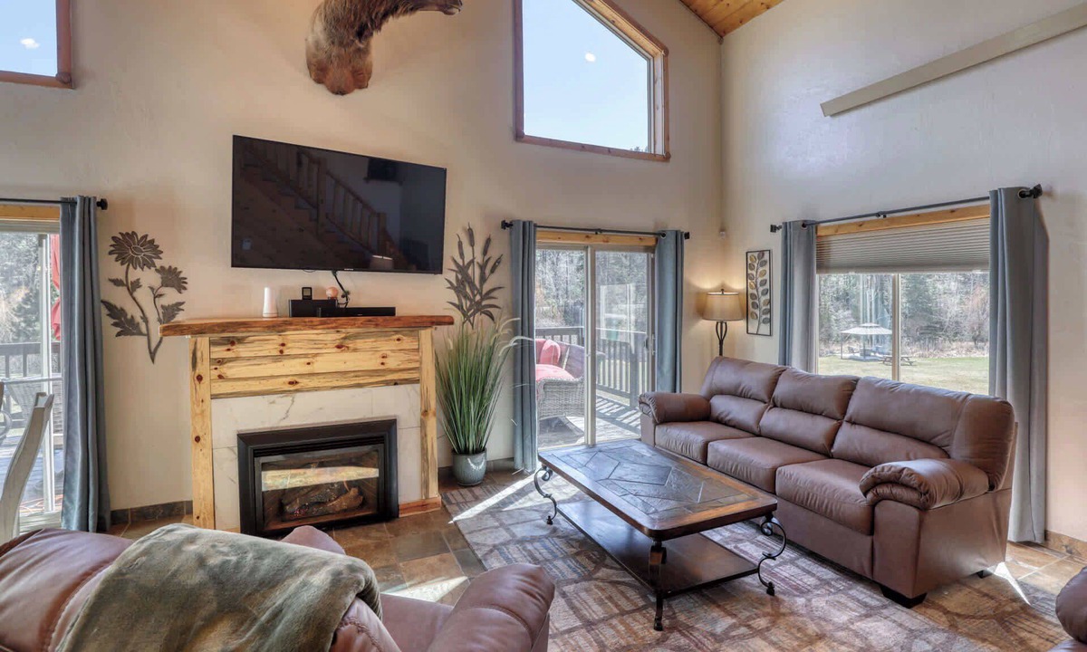 Keystone House | 5 Miles from Mt- Rushmore, with private hot tub!