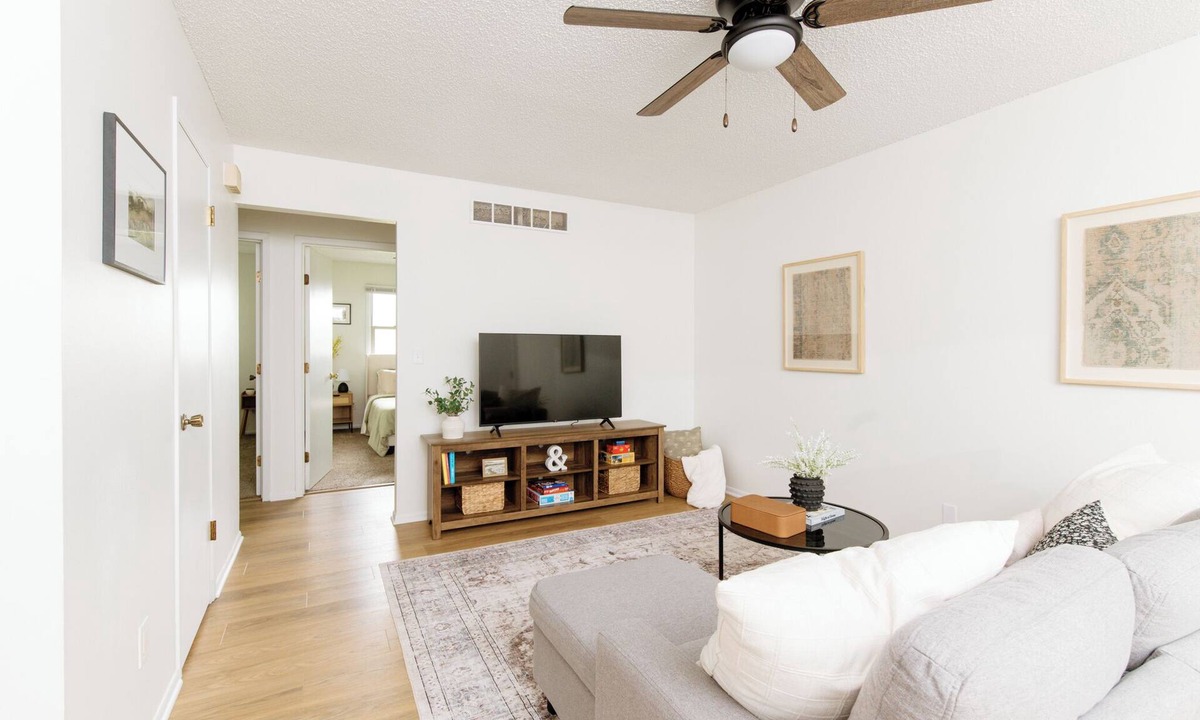 Altoona House | 5 Min to Adventureland and Casino - Fenced in yard
