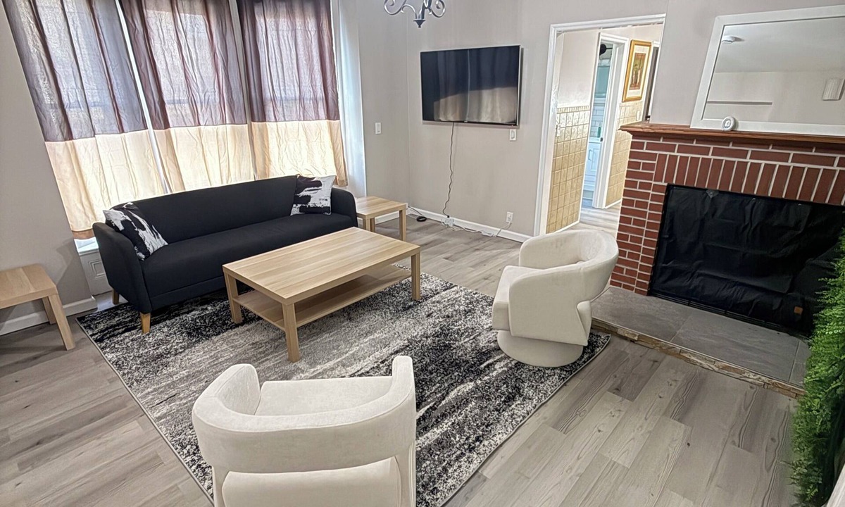 Elizabeth House | 5-Min to Airport Downtown Hotspot Modern & Cozy