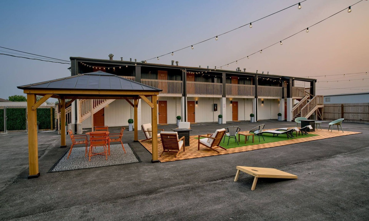 Lincoln Hotel | 5 min. to Lincoln's top attractions. 2 Queens, kitchenette, WiFi & outdoor space