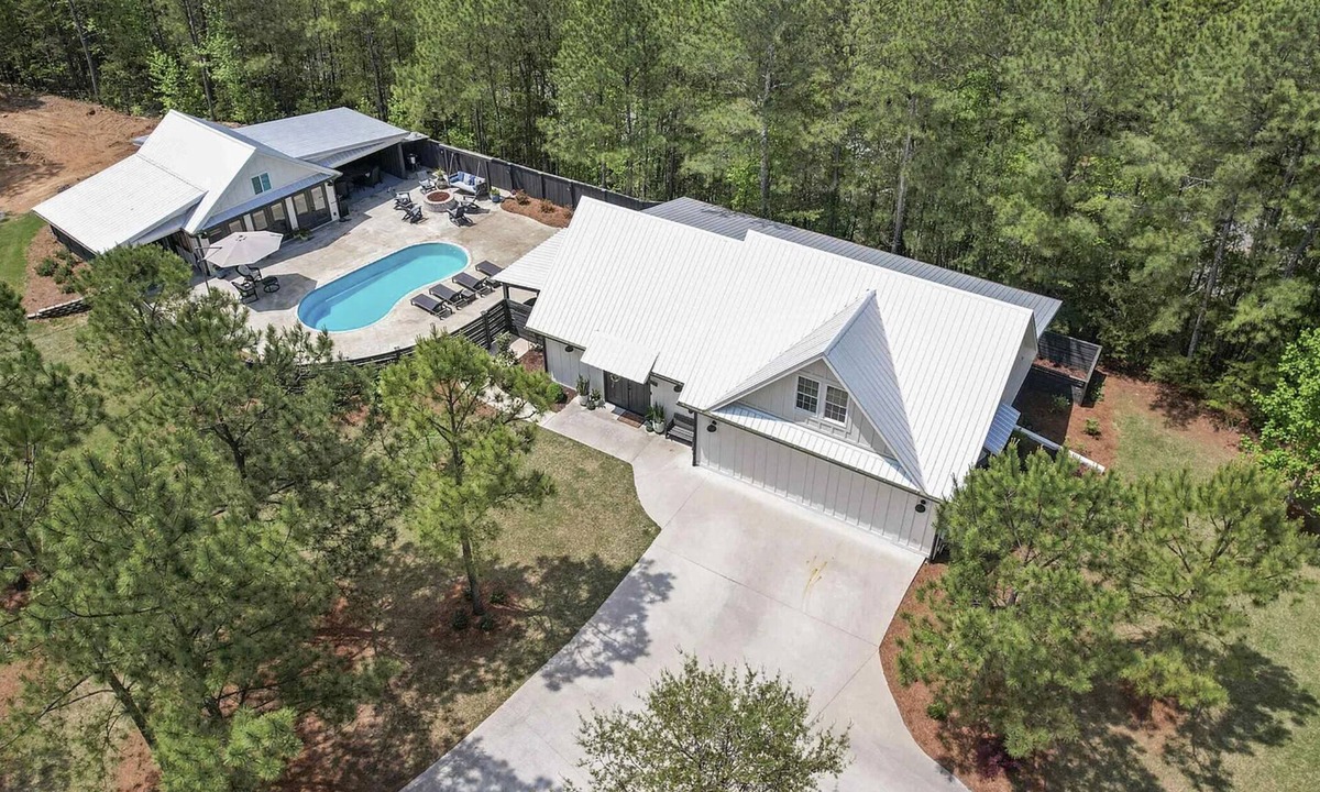 Grant House | 5 Minutes from Lake/Cozy Mountain Home with a Heated Pool & Pool House!
