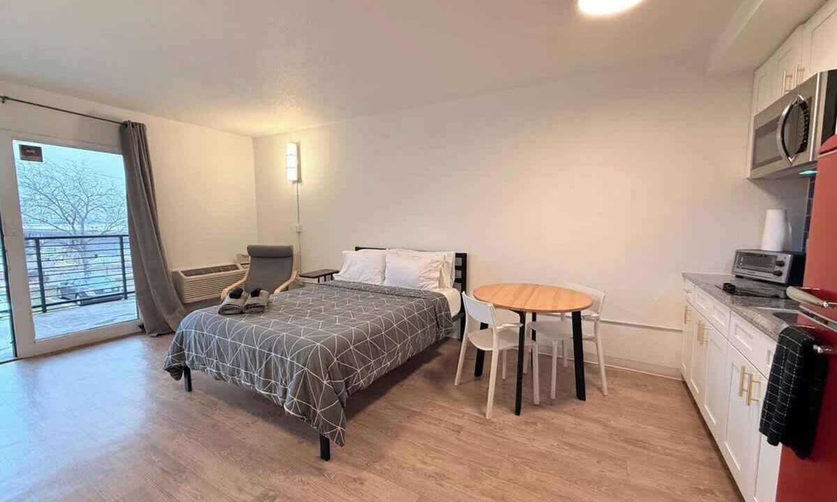 St. Johns Apartment | [54] ATX Studio: 1 Queen, Access to Gym & Laundry