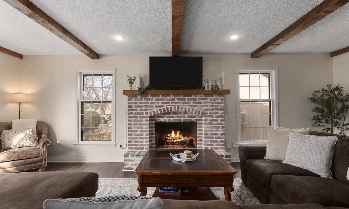 Shawnee House | 5King Beds; 1 Queen 6BR + Air Hockey