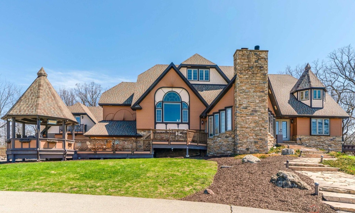 Marengo House | 6 bd Country Estate on 28 Acres near Lk Geneva w/Ponds, Trails