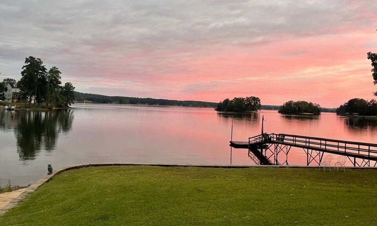 Camden House | 6-master bedroom, deep water,dock and boat ramp. 4 smart TVs, screened in porch