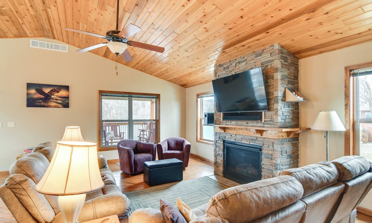 Pella Cabin | 6 Mi to Dtwn Pella: Riverfront Cabin w/Game Room!
