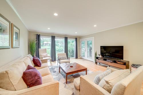Tulsa House | 6 Mi to Dtwn: Waterfront Home in Tulsa!