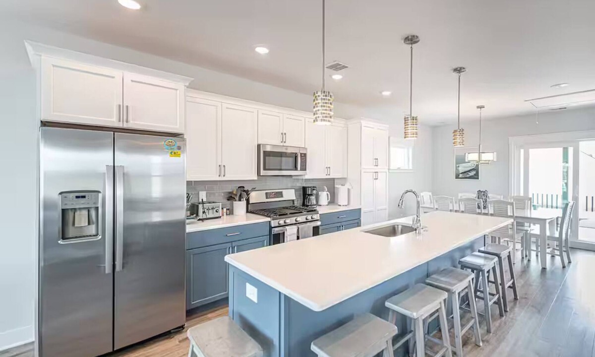North End House | 6BR, 5.5 bath sleeps 17 - 3 King & 1 Queen ensuite + Elevator & Ocean Views