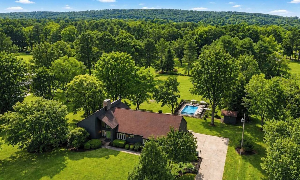 Huntsville House | 6BR Pool + Hot Tub + Pet fence + Fire pit + 2 acre