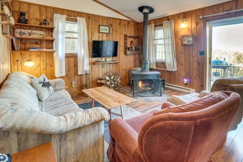 Stanley House | 7 Mi to Main Street: Cabin w/Deck in Stanley!