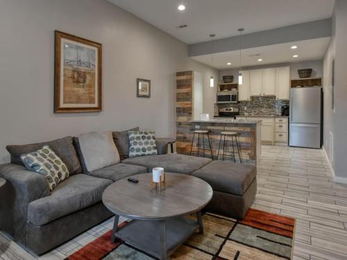 Maryville Apartment | 734 East Broadway, Unit 101A