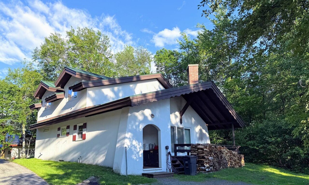 Franconia Ski Chalet | 7PR: Austrian Inspired Chalet Across from Historic Mittersill Resort, 500 yd from ski lift!