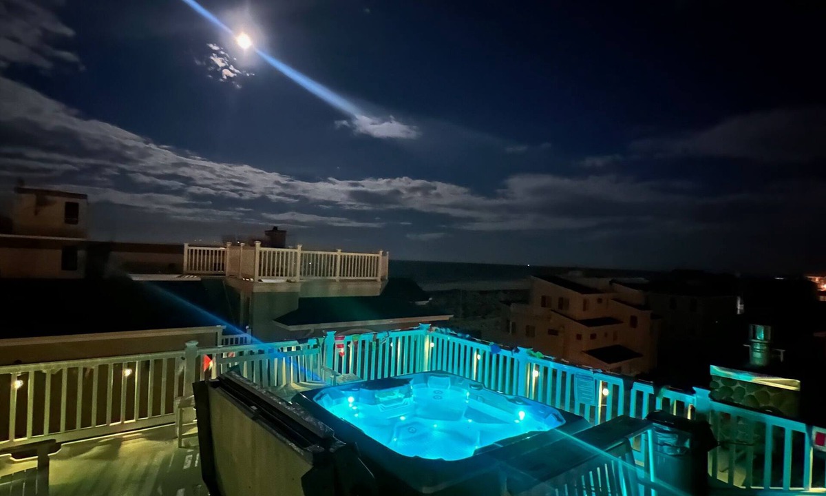 North Beach Haven House | 8+ Bedroom Home 3rd off Beach with Ocean & Bay View HotTub +